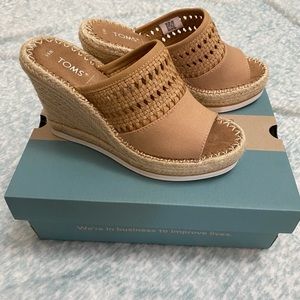 Sz 6.5 Toms Monica Mule Wedge in honey basketweave